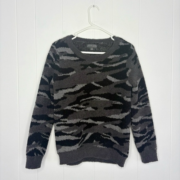 Barefoot Dreams CozyChic Seaside Crew Neck Pullover Camouflage Gray Black Soft - Picture 2 of 7